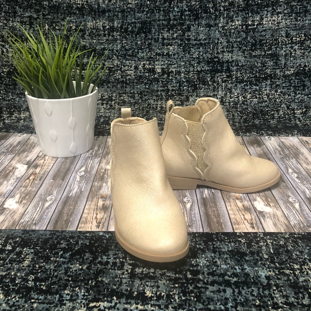 Crazy 8 tan/gold boots size 8 for girls